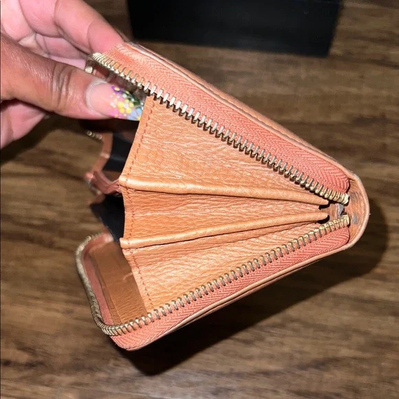 Gucci Soho Zip Around Wallet - Picture 6 of 9